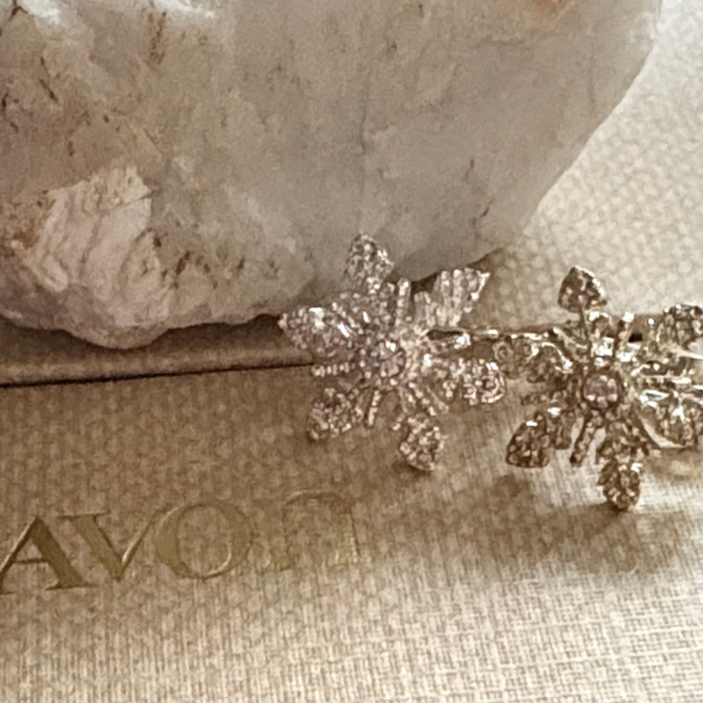 Vintage Avon Sparkling TwoTone Rhinestone Snowflake Clip-on Stud Earrings 205